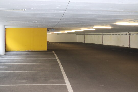 Leere Tiefgarage. 