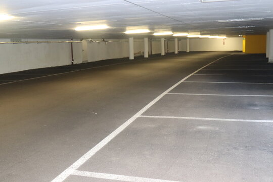 Leere Tiefgarage. 
