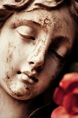 Obraz premium Close-Up of an Antique Statue with Delicate Features and a Red Rose, Ideal for Artistic and Cultural Presentations