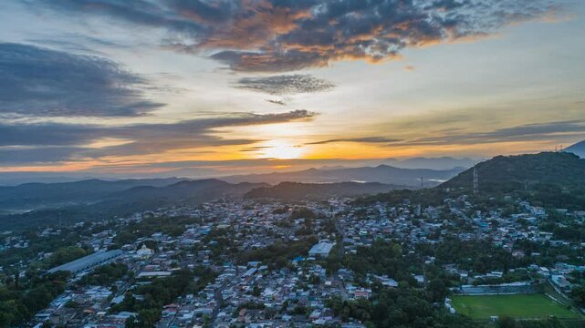 HYPERLAPSE, Hyperlapse a&eacute;reo con dron de el amanecer en una ciudad.