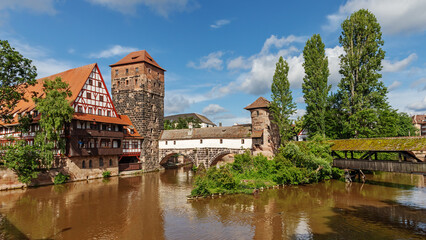 Obraz premium Spätmittelalterliches Ensemble in der Altstadt von Nürnberg, von links Weinstadel, Wasserturm, Henkerbrücke, Henkerturm und Henkersteg an der Pegnitz in Bayern, Deutschland