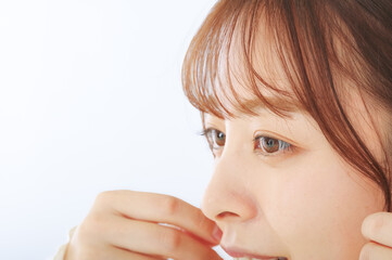 前髪を整える若い女性