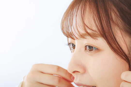 前髪を整える若い女性