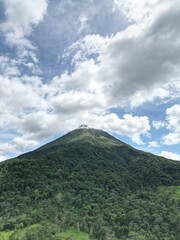 Fototapeta premium Hermoso y colosal es el Volcán Arenal en Costa Rica.