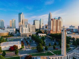 Fototapeta premium Steeple of First Baptist Charlotte Church and downtown Charlotte, North Carolina, United States.