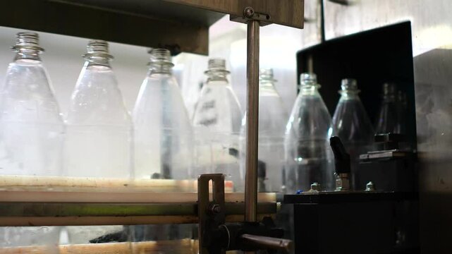 Linea de producci&oacute;n de una embotelladora, linea de plastico