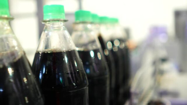 Linea de producci&oacute;n de una embotelladora 