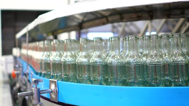 Linea de producci&oacute;n de una embotelladora, linea de vidrio