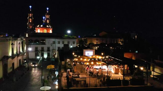 Vista a&eacute;rea de una cena en terraza con vista al centro de la ciudad de Aguascalientes. 