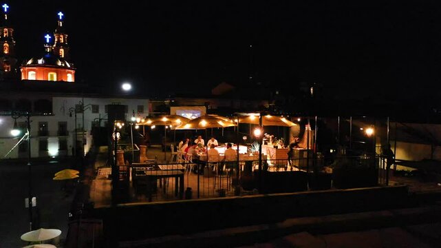 Vista a&eacute;rea de una cena en terraza con vista al centro de la ciudad de Aguascalientes. 