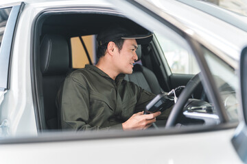 OBD車検・自動車に故障診断機・スキャンツールを接続し診断する整備士
