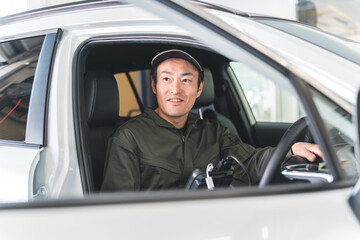 OBD車検・自動車に故障診断機・スキャンツールを接続し診断する整備士
