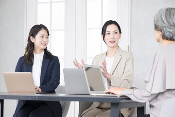 Obraz premium ビジネスの打ち合わせやミーティング 部下の相談や提案のコミュニケーションイメージ