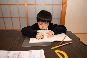 勉強する子供