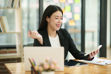 business women sitting and working Documents in front of the computer
