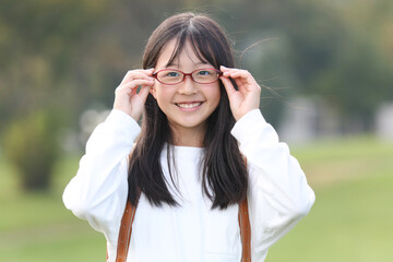 眼鏡をかける小学生