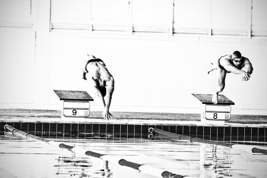 Fototapeta Swimmers plunging in the pool