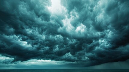 Obraz premium An ominous sky filled with dark clouds before a storm.