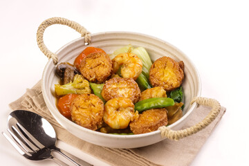 Sapo Tahu Udang is Chinese Food, Made From Egg Tofu, Vegetables and Shrimp. 