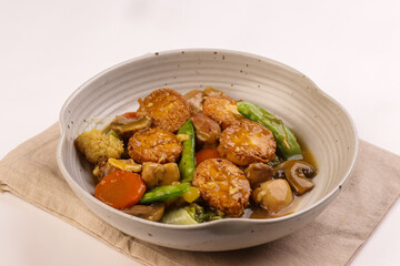 Sapo Tahu Ayam is Chinese Food, Made From Egg Tofu, Vegetables and Chicken Meat. 