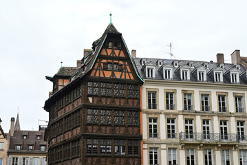 Fototapeta premium häuser am Münsterplatz in straßburg, frankreich 