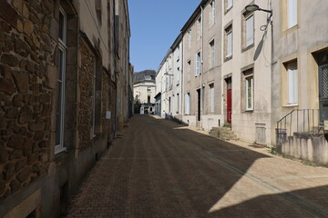 Rue pavée typique, ville de Cholet, département du Maine et Loire, France