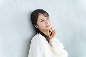 肌に手を添える若い日本人女性