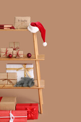 Obraz premium Shelf unit with Christmas presents and decor on brown background