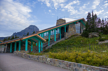 Obraz premium The Logan Pass Visitor Center in Glacier NP