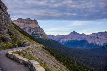 Fototapeta premium Mountainous landscape at dusk in Glacier NP