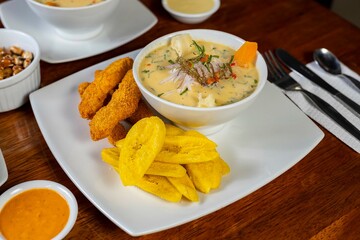 Leche de Tigre con chicharrón de pescado y plátanos fritos