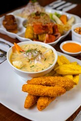 Leche de Tigre con chicharrón de pescado y plátanos fritos