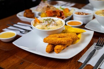 Leche de Tigre con chicharrón de pescado y plátanos fritos