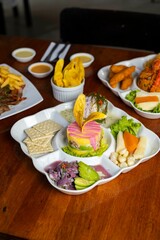 Trío marino con ceviche de pescado, pulpo al olivo y causa de cecina