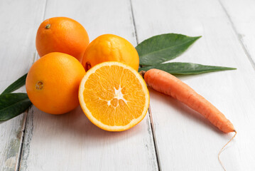 Arance e carote fresche, cibo contenente vitamina c 