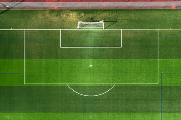 Fototapeta premium Un terrain de football en vue aérienne avec le but