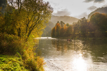 Płynąca tratwa po Dunajcu w świetlisty poranek © pinus25