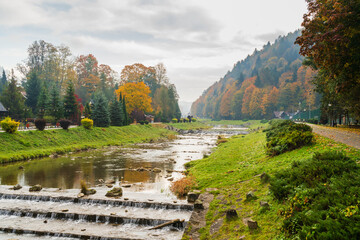 Mglisty jesienny poranek nad Grajcarkiem © pinus25