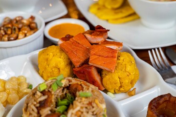 Ronda regional con ceviche de pescado, chafa regional y cecina con taccho