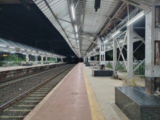 empty and clean railway platform at pune railaway station 