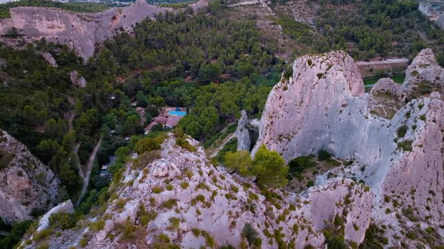 Vue a&eacute;rienne de la Vall&eacute;e Heureuse &agrave; Orgon, en Provence, avec ses falaises rocheuses et sa for&ecirc;t luxuriante, offrant un paysage naturel &eacute;poustouflant