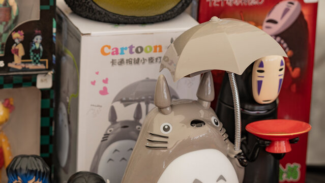 Budokan Geek Convention In GUAYAQUIL, ECUADOR - 
OCT 13, 2024 -Close-up of collectible anime figures featuring Totoro with an umbrella and No-Face from Spirited Away. Characters from Studio Ghibli 