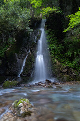 Fototapeta premium 美しい滝のある風景