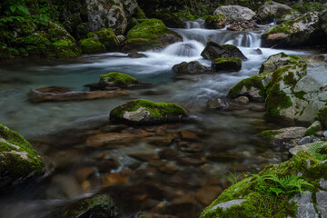 美しい滝のある風景