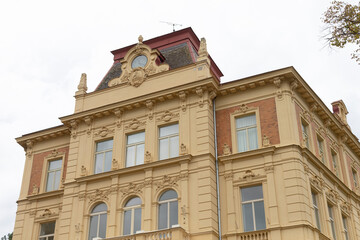 Obraz premium A very large and towering building that features a prominent clock positioned on top of it, making it a significant landmark in the area