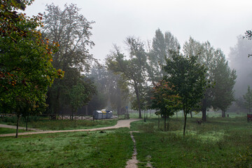 Paisaje de bosques un día con niebla y mesas de madera de Burgos, España