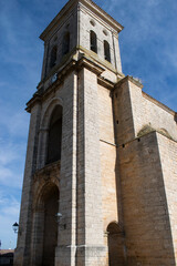 Iglesia con campanario de Pampliega, España y casas rústicas de piedra