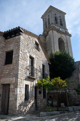 Iglesia con campanario de Pampliega, España y casas rústicas de piedra