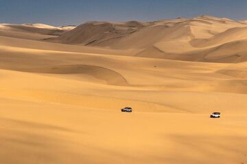 Sandwich Harbour in Namibia mit einem 4x4 Fahrzeug - eine Landschaft zwischen Dünen, Wüste und dem Atlantik, Naturwunder in Afrika