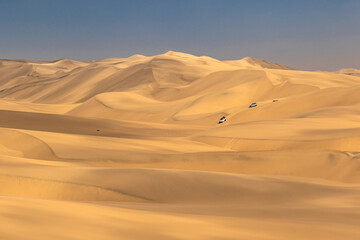 Sandwich Harbour in Namibia mit einem 4x4 Fahrzeug - eine Landschaft zwischen Dünen, Wüste und dem Atlantik © Jearu